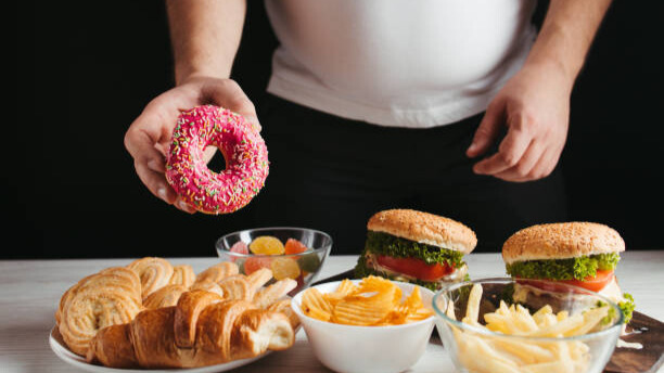 Na slici je prikazana loš izbor hrane koji dovodi do insulinske rezistencije kod muškaraca.