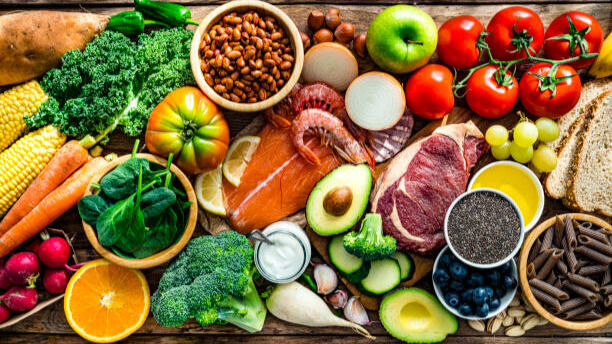 Na slici je prikazan veliki izbor hrana koji bi mogao odgovoriti na pitanje šta jesti posle treninga.