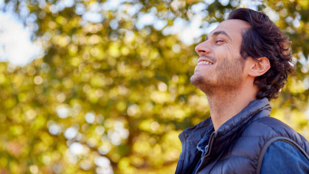 Na slici je prikazan čovek koji je trajno skinuo stomak i živi punim plućima.