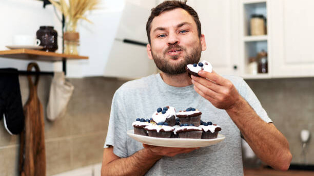 Na slici je čovek koji ima učestalu želju za slatkišima koja ga ometa u trajnom skidanju stomaka.