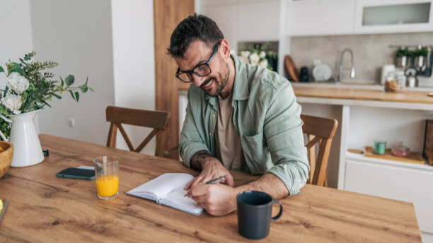 Na slici je prikazan čovek koji pravi svoj fleksibilni plan ishrane, koji uključuje slatkiše.