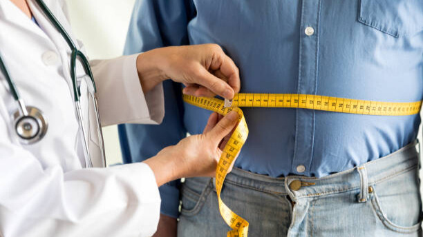 Na slici je prizana čovek kod lekara koji mu meri obim struka - odnosi se na gojaznost koja dovodi do masne jetre.