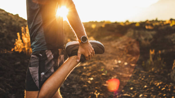 Na slici je prikazan čovek koji se isteže tokom treninga - odnosi se na to da je vežbanje sastavni deo oporavka kod IR.