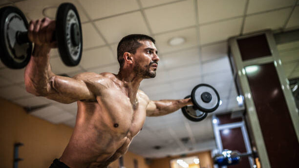 Vežba za ledja sa bučicama koja se može raditi kod kuće.