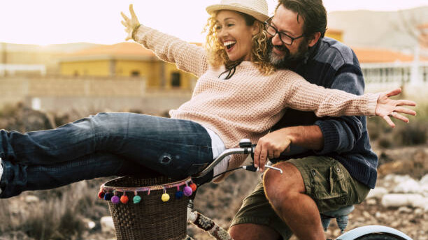 Na slici je prikazan energičan muškarac koji može da uživa u svakodnevnim aktivnostivnostima sa svojom porodicom.