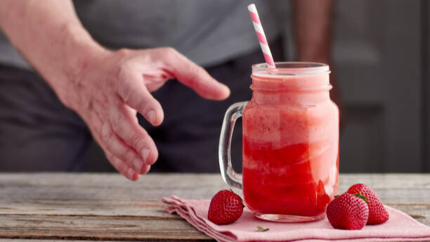 Na slici je prikazan smoothie od jagoda - odnosi se na to kako tečne kalorije mogu usporiti mršavljenje.