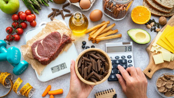 Na slici je prikazano kako osoba meri količinu ugljenih hidrata koju će uklopiti u svoju svakodnevnu ishranu.