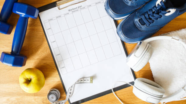 Na slici je prikazana tabela u kojoj se može kreirati plan treninga, ishrane i odmora - u cilju smanjenja nivoa kortizola.