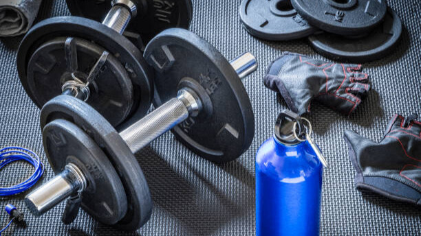 Na slici su prikazane podesive bučice - osnovna oprema za vežbe kod kuće.