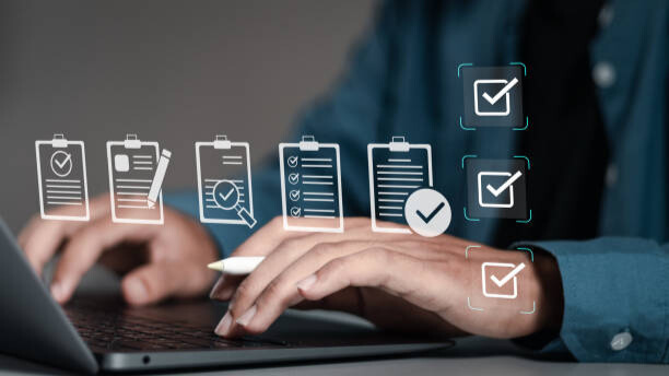 Na slici je prikazan čovek koji vodi dnevni raspored aktivnosti.