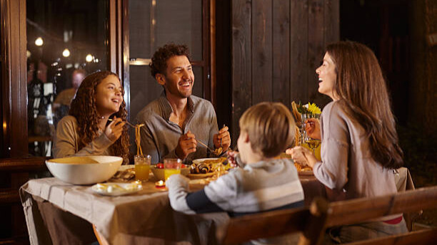 Na slici je porodica koja večera zajedno - kao asocijacija na mir, harmoniju i zdrave navike koje se pozitivno odražavaju na digestivni sistem.