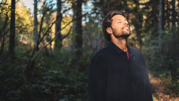 Na slici je prikazan čovek koji svesnim tehnikama disanja reguliše nivo kortizola.