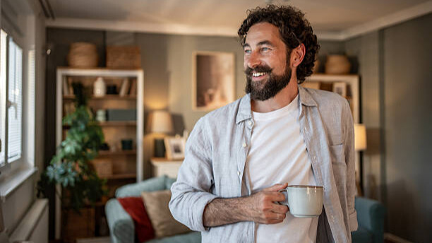 Na slici je prikazan smiren, zadovoljan muškarac - odnosi se na to koliko nam dobra organizacija i smirenost tokom dana pomažu da održimo zdrav digestivni sistem.