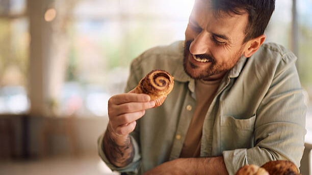 Na slici je prikazan čovek koji uživa u onome što jede.