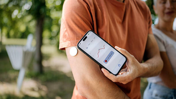 Na slici je prikazan čovek koji meri nivo šećera u krvi - odnosi se na to kako IR utiče na ravan stomak kod muškaraca 40+