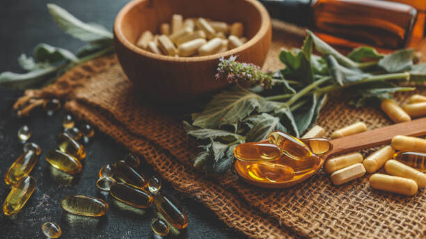 Na slici su prikazani suplementi koji mogu pomoći u regulisanju nivoa kortizola.