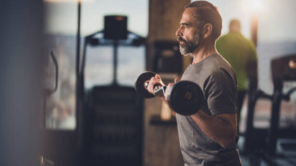 Na slici je prikazan čovek koji primenjuje trening snage za trajno skidanje stomaka i zaustavljanje želje za slatkišima.