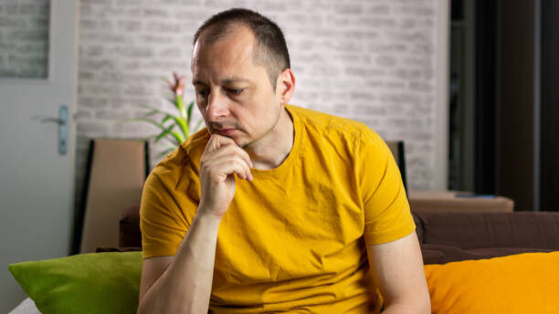 Na slici je prikazan čovek koji je zabrinut, zbog nečega pod stresom i to se odražava na njegov sistem za varenje.