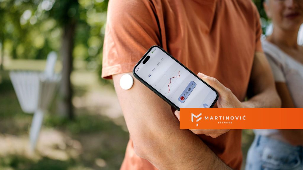 Na slici je muškarac koji meri nivo šećera u krvi, kao naslovna slika bloga na temu insulinska rezistencija kod muškaraca.