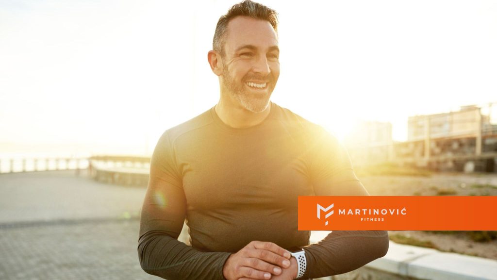 Na slici je prikazan fit muškarac posle 40, koji ima ravan stomak i vodi zdrav način života.