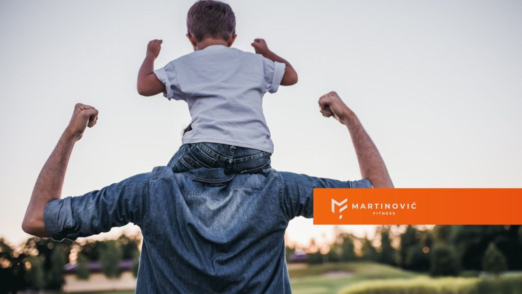 Na slici je prikazan muškarac sa svojim detetom na ramenima - odnosi se na to da zdrave navike roditelja postaju primer ponašanja deci.