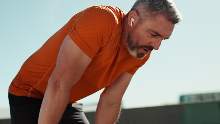 Na slici je prikazan čovek koji pravi pauzu u treningu - odnosi se na to kako samorefleksija utiče na ravan stomak kod muškaraca 40+