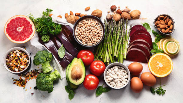 Na slici je prikazana hrana koja bi trebalo da se konzumira u borbi protiv masne jetre.