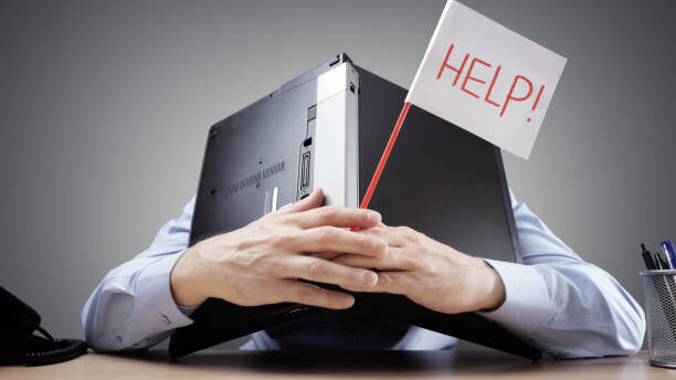 Na slici je prikazan muškarac koji je pod velikim stresom na poslu - što se može odraziti na insulinsku rezistenciju.