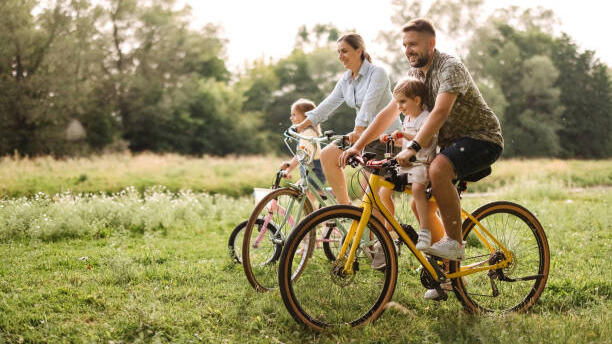 Na slici je prikazan par koji sa decom vozi bicikle - odnosi se na to da zdrav stil života i hormanski balans podstiču insulinsku osetljivost.