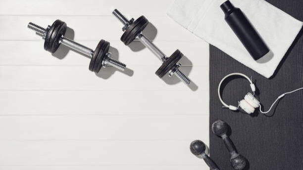 Na slici je prikazana potrebna oprema za trening kod kuće u borbi za ravan stomak kod muškaraca 40+