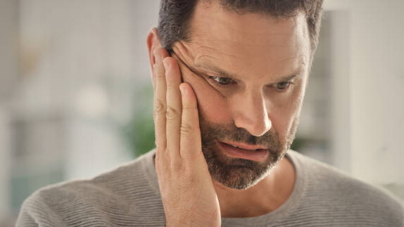 Na slici je prikazan muškarac koji ima "brain fog" - simptom insulinske rezistencije kod muškaraca.