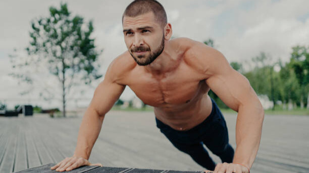 Na slici je prikazan čovek koji radi trening snage, kojim se povećava testosteron kod muškaraca.