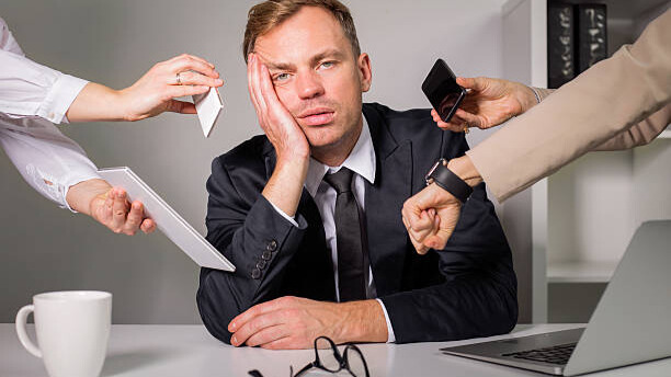 Slika prikazuje čoveka koji je pod stresom, usled sve bržeg načina života.