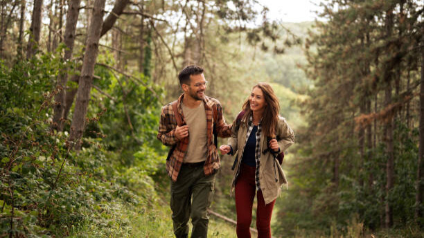 Na slici je prikazan par koji šeta u prirodi - šetnja je povoljna za zdrav digestivni sistem.