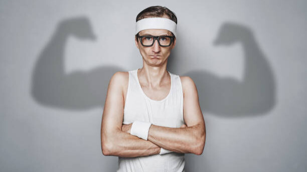 Na ovoj slici je na zabavan način prikazano kako je teško izgraditi mišićnu masu kada je nizak testosteron kod muškaraca.