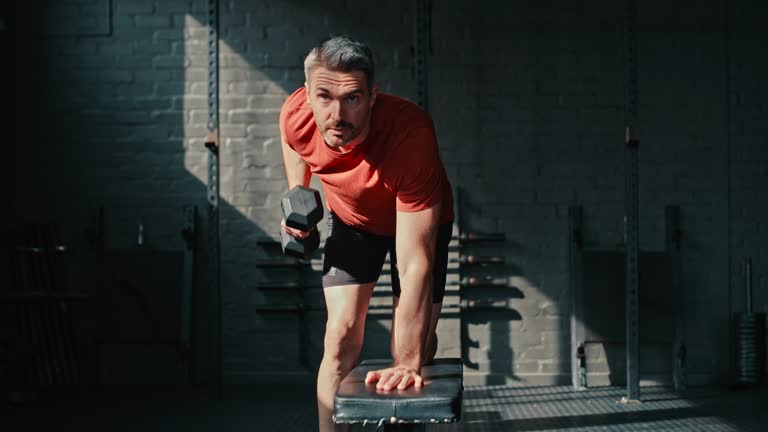 Na slici je prikazan čovek koji praktikuje trening snage u borbi za ravan stomak i definiciju tela.