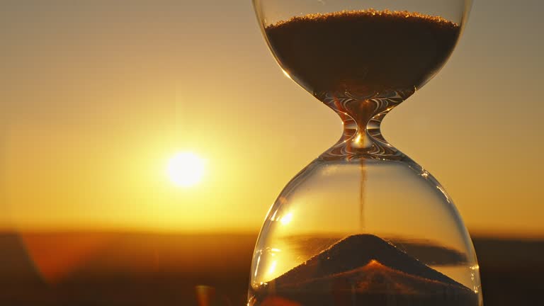 Na slici je prikazan peščani sat - odnosi se na važnost upravljanja vremenom.