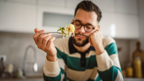 Na slici je čovek koji je u kalorijskom deficitu i ima pad energije.