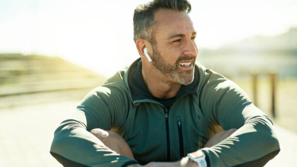 Na slici je čovek koji odmara uz muziku.