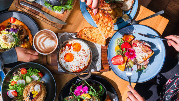 Na slici su raznovovrsna jela poslužena na stolu.