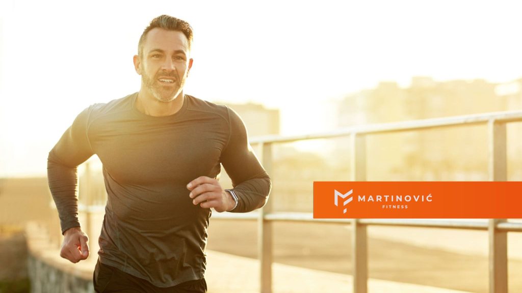 Na slici je muškarac posle 40-e, koji se bavi radom na sebi, trenira, trči.