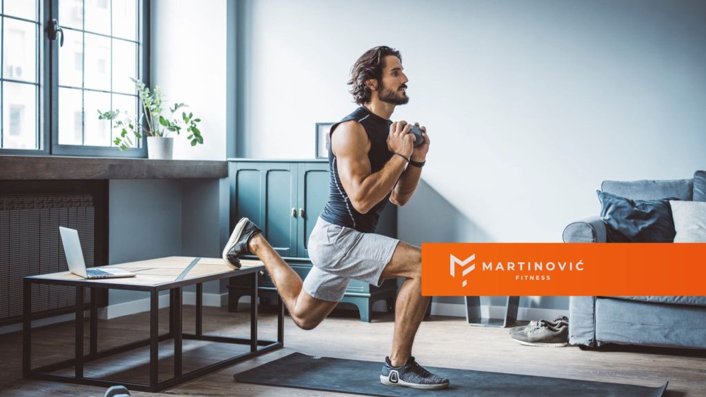 Na slici je muškarac koji praktikuje trening kod kuće sa bučicama.