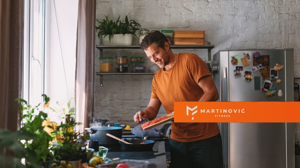 Na slici je prikazan muškarac koji sprema sebi hranu.