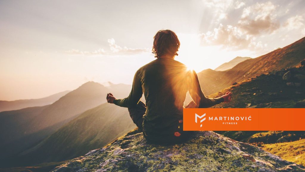 Na slici je prikazan čovek koji meditira na planini, kao naslovnica bloga na temu: Hormonski disbalans posle 40.