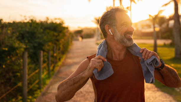 Na slici je muškarac koji radi na sebi i zadovoljan je postignutim rezultatima.
