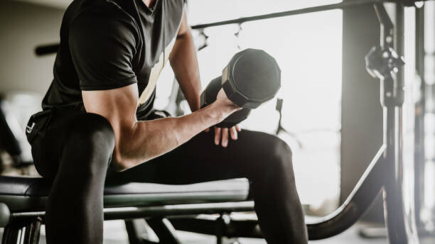 Dizanje tegova u teretaniteretani.