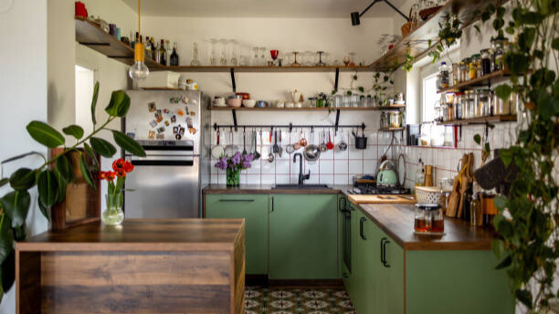 Na slici je lepo uređena kuhinja.