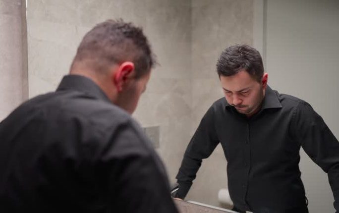 Na slici je čovek sa nedostatkom energije zbog viscelarnih masti.