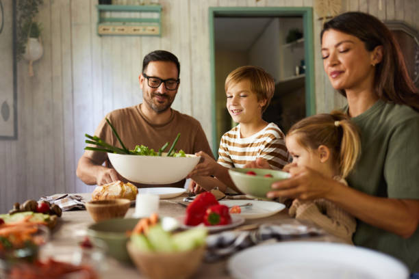 Na slici je porodica koja na okupu ruča.