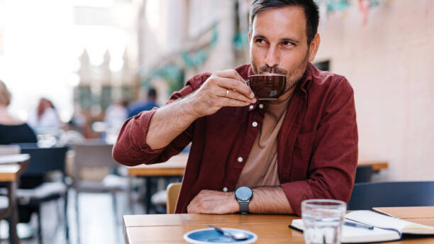Na slici je muškarac koji pije crnu kafu, koja je dozvoljena tokom autofagije.